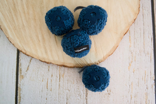 Set of four fluffy blueberry pom-pom cat toys with silvervine and jingle bells in a cute blueberry-shaped box.|Lot de quatre jouets pour chats en forme de myrtilles, des pompons duveteux contenant de la vigne d'argent et des grelots, présentés dans une adorable boîte en forme de myrtille.
