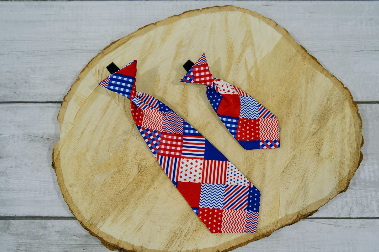 Deux cravates en patchwork pour animaux sur une surface en bois.