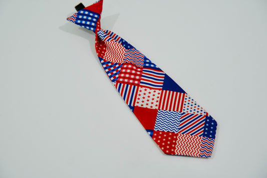 Colorful american patterned pet tie on a light gray background.|Cravate pour animal à motifs colorés américain sur fond gris clair.