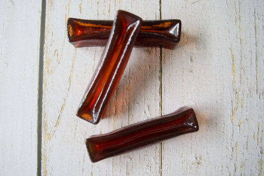 3 dental sticks of collagen beef liver flavor for dogs.|3 bâtonnets dentaires au collagène au goût de foie de bœuf pour chiens.