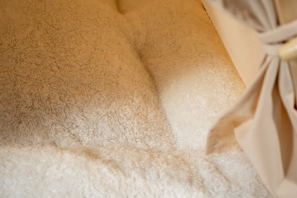 Vue rapprochée du coussin blanc de la tente beige pour animaux super confortable et douce.