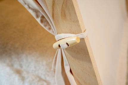 Vue rapprochée de l'attache à rideaux de la tente beige pour animaux.