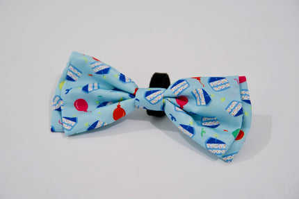Nœud papillon bleu à motif de ballons colorés sur fond blanc.