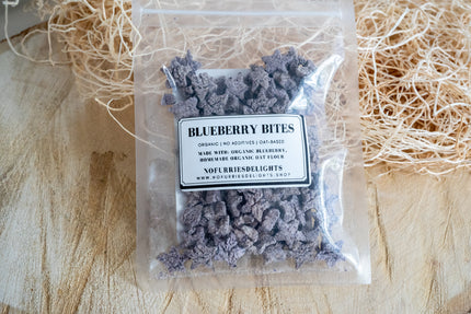 Bouchées de myrtilles pour lapins, petits animaux et oiseaux à base de bleuets biologiques et de farine d'avoine biologique maison.