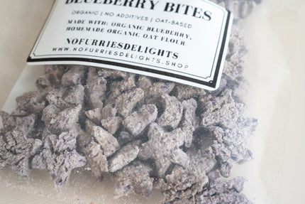 Vue rapprochée des bouchées de myrtilles pour petits animaux.