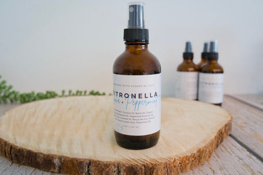 Furry Garden Co. handmade Bug Repellent Spray for dogs, featuring citronella, clove, and peppermint essential oils.|Spray répulsif anti-insectes pour chiens, fabriqué à la main par Furry Garden Co. et formulé à base d’huiles essentielles de citronnelle, de girofle et de menthe poivrée.