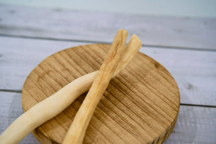 Gros plan sur des bâtonnets de collagène de queue de bœuf pour chiens : des friandises à mâcher naturelles et riches en protéines qui favorisent la santé bucco-dentaire et une mastication saine.