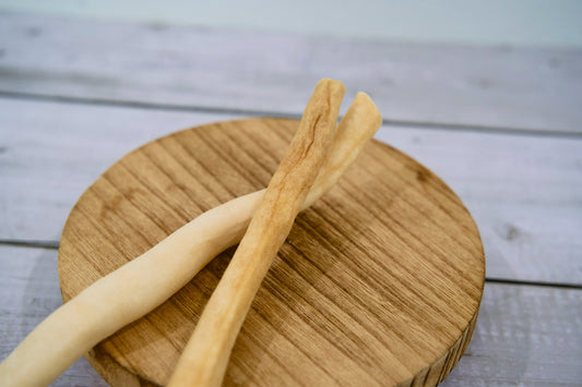 Close-up of bull tail collagen sticks for dogs, high-protein natural chews that support dental health and healthy chewing.|Gros plan sur des bâtonnets de collagène de queue de bœuf pour chiens : des friandises à mâcher naturelles et riches en protéines qui favorisent la santé bucco-dentaire et une mastication saine.