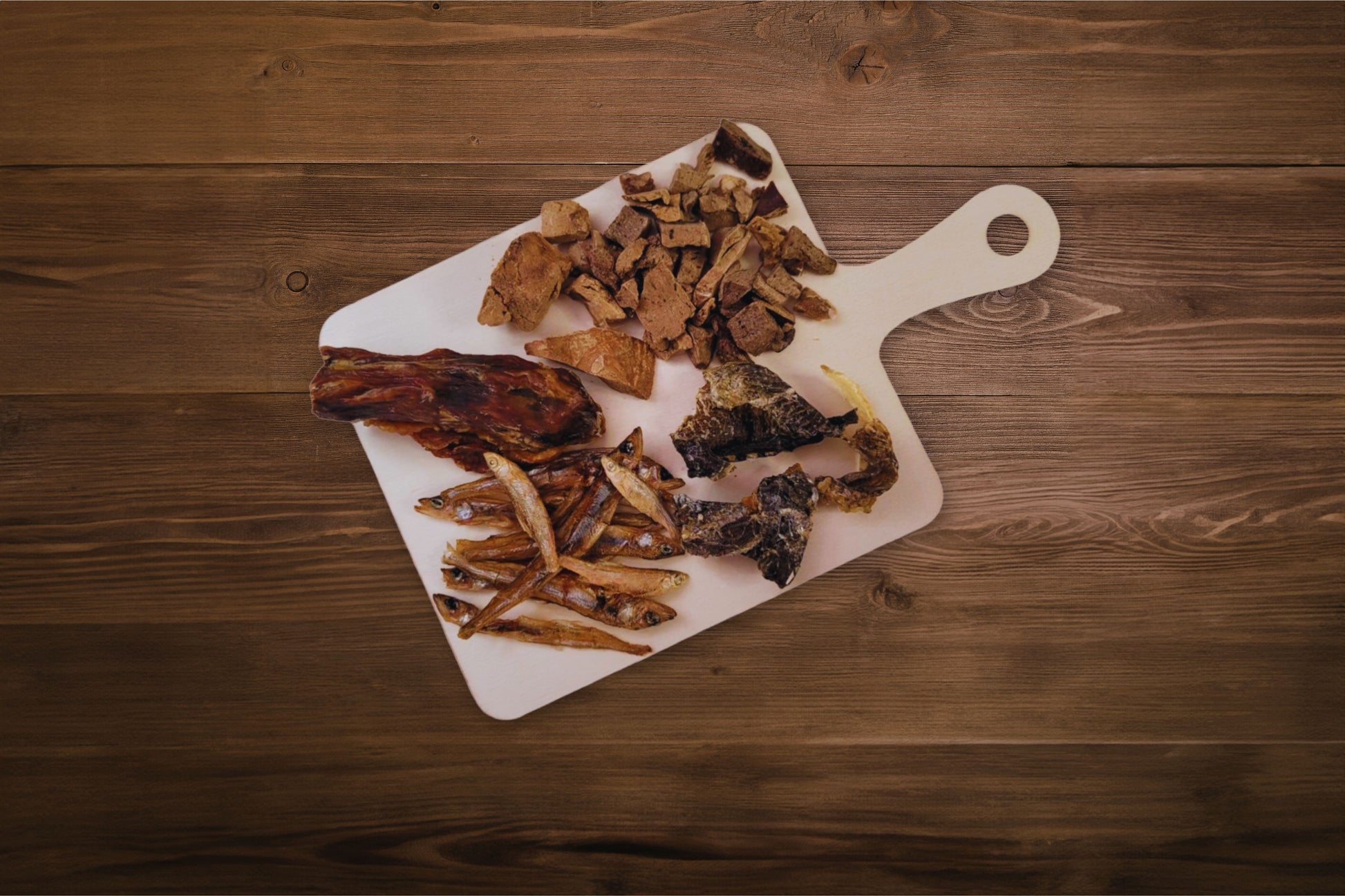 Viandes lyophilisées pour chiens sur une planche de charcuterie.