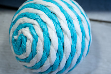 Vue rapprochée d'une balle fait en sisal pour chats.