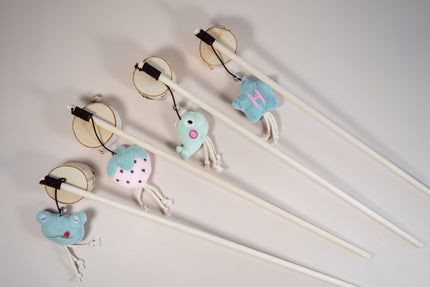 Vue de quatre teasers pour chats de formes variées.