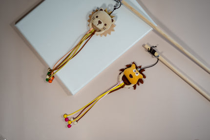 Deux teasers pour chats en forme de tête de lion et de tête de chat.