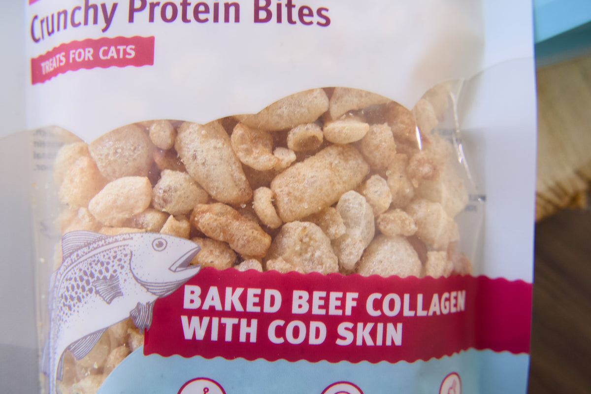 Un gros plan sur un sachet de friandises pour chats Crunchy Protein Bites.