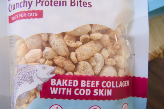 A close-up of a bag of Crunchy Protein Bites cat treats.|Un gros plan sur un sachet de friandises pour chats Crunchy Protein Bites.