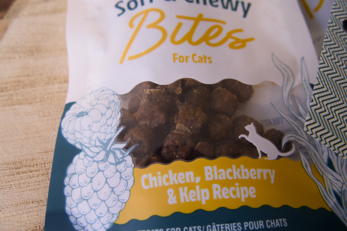 Gros plan d'un sachet de friandises pour chats tendres et moelleuses Icelandic+.