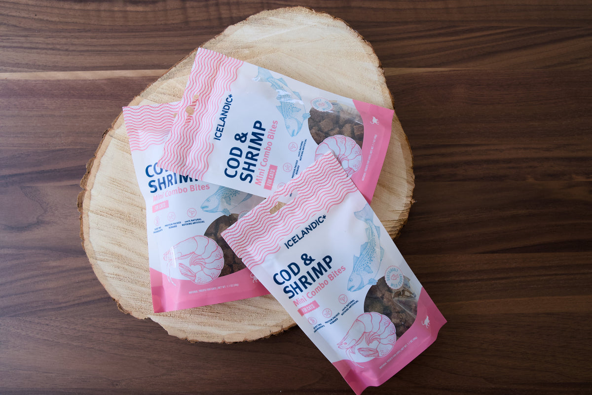 Trois paquets de bouchées lyophilisées Icelandic+ au cabillaud et aux crevettes pour chats.