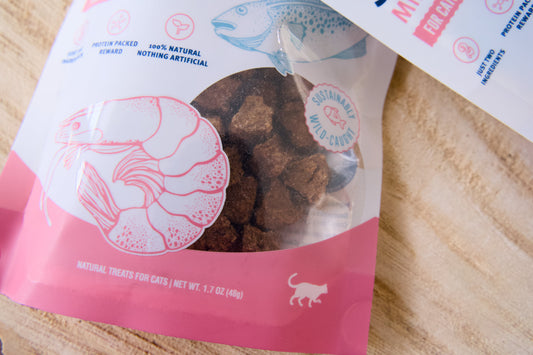 A close-up the cat treats Icelandic Cod and Shrimp.|Un gros plan sur les friandises pour chats au cabillaud d'Islande et aux crevettes.