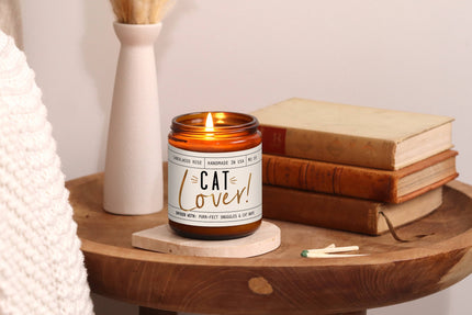 Cat-themed candle labeled Cat Lover on a wooden table, perfect gift for cat parents and cat lovers.