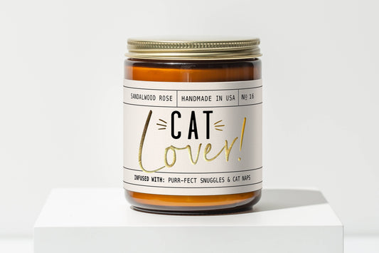 Cat-themed candle jar labeled Cat Lover on a white background.|Bougie en pot sur le thème des chats, étiqueté Cat Lover sur fond blanc.