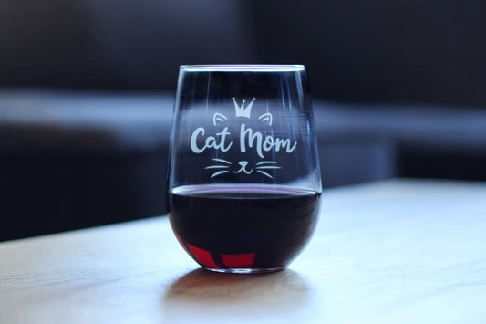 Stemless wine glass with 'Cat Mom' engraving on a table.|Verre à vin sans pied avec l'inscription Cat Mom gravée, posé sur une table.