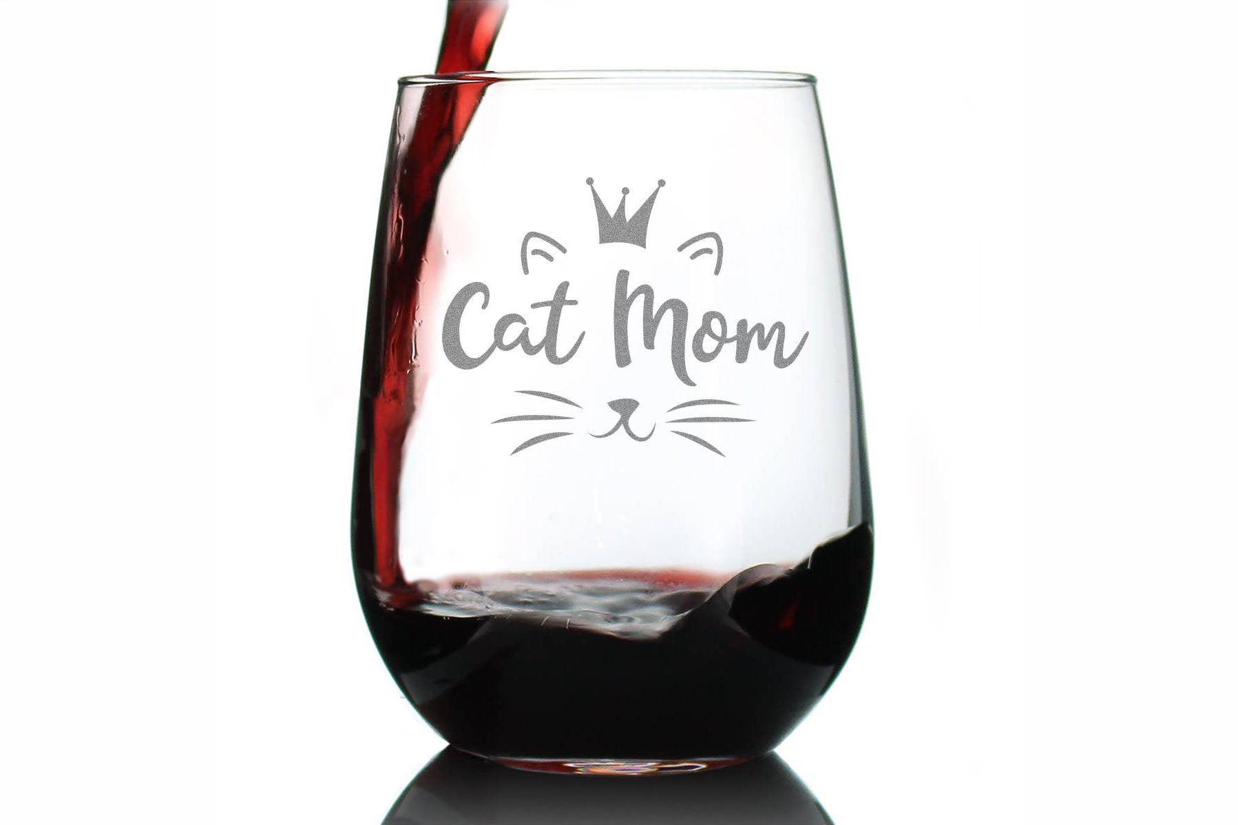 Verre à vin gravé Cat Mom en train d'être rempli de vin rouge, sur fond blanc.