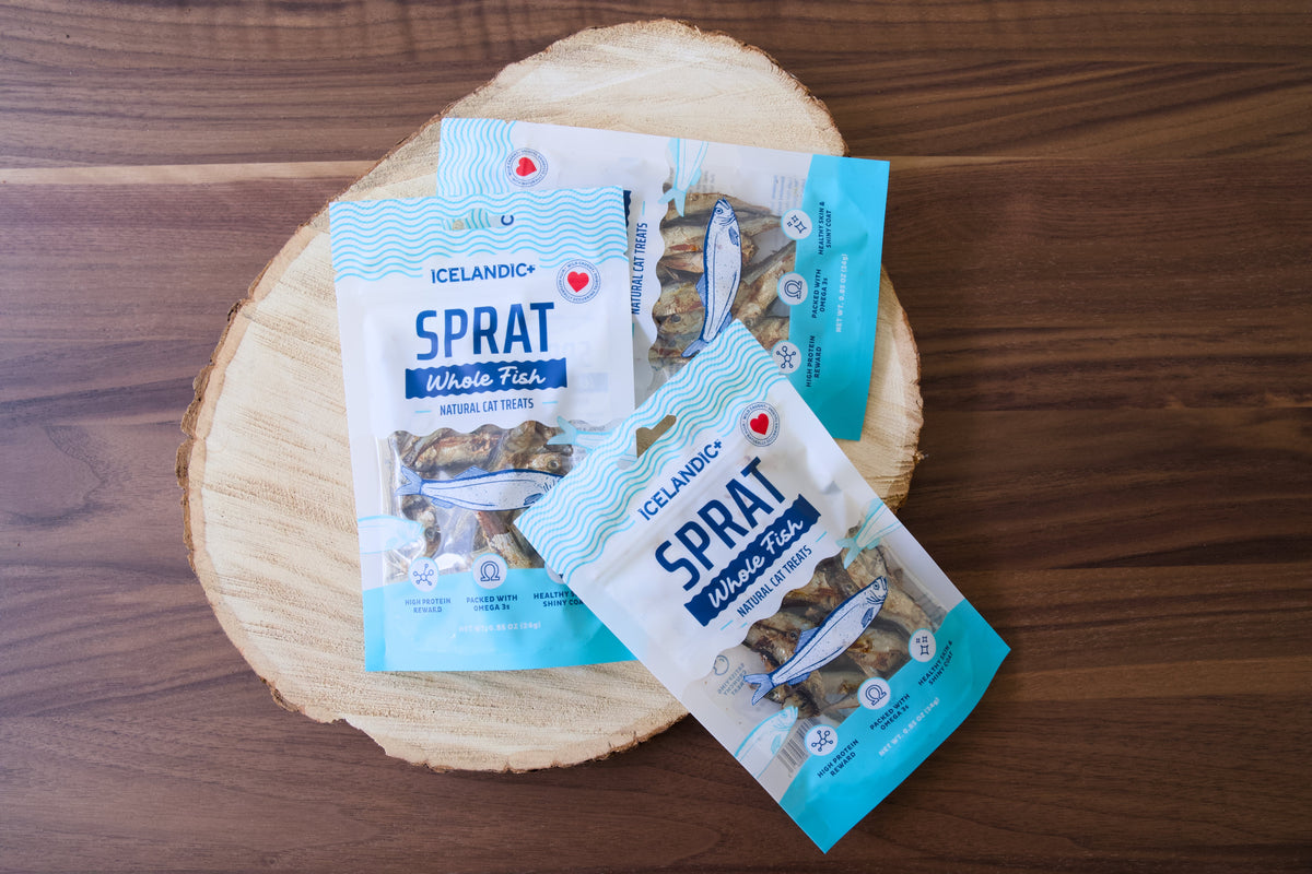 Trois paquets de friandises naturelles pour chats à base de sprats islandais entiers.