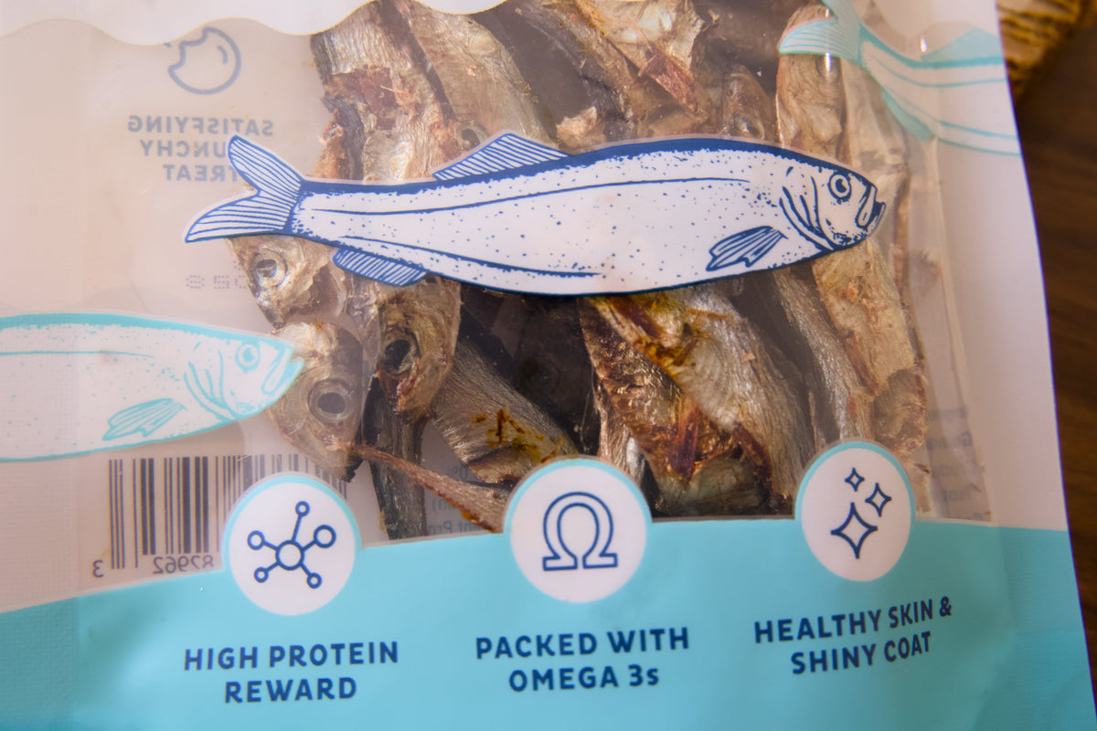Gros plan sur des friandises au poisson pour chats.