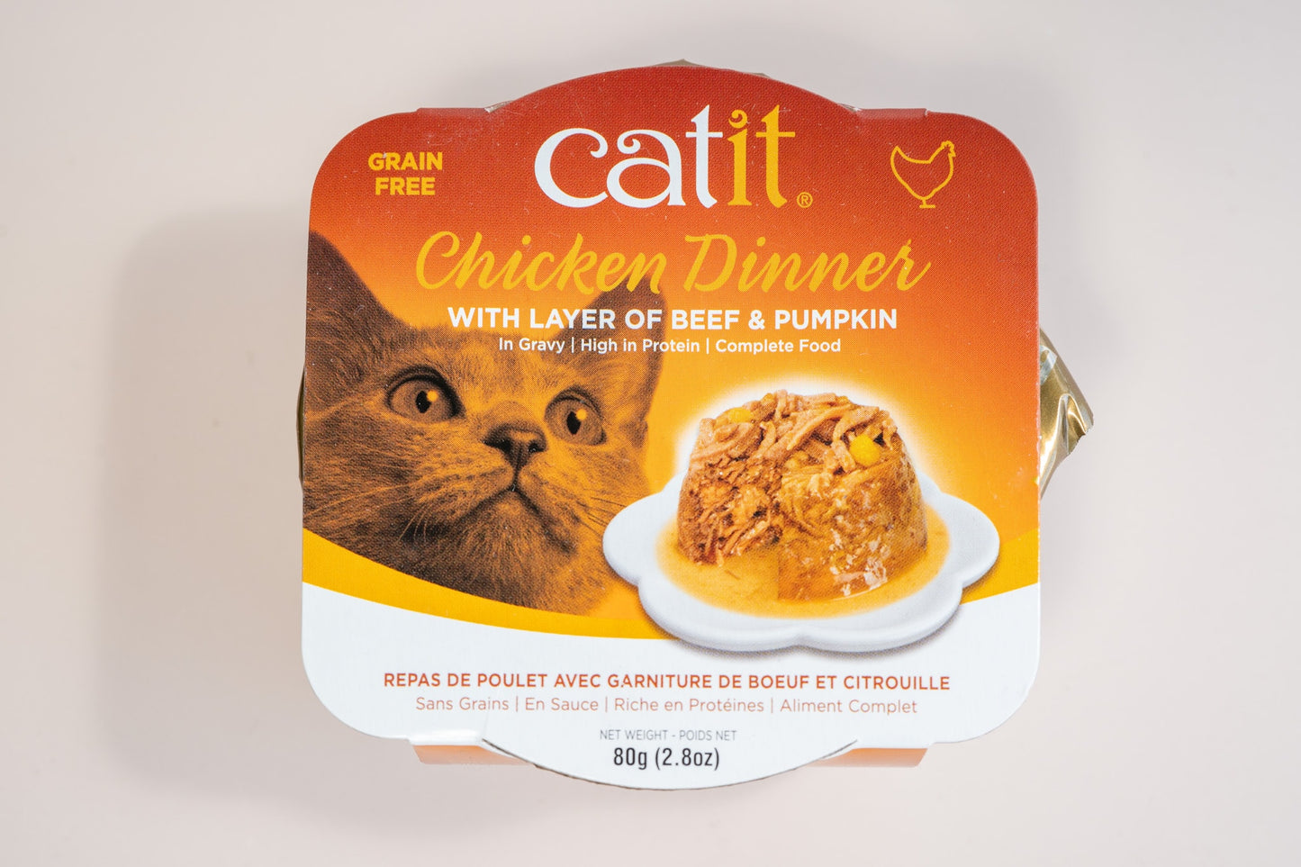 Vue de face de la nourriture humide pour chats Catit Chicken Dinner avec saveur de bœuf et citrouille.