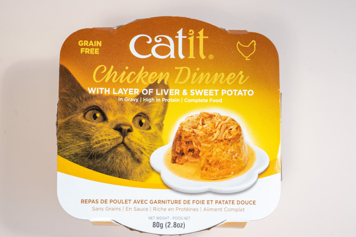 Vue de face de la nourriture humide pour chats Catit Chicken Dinner avec une couche de saveur de foie et patate douce.