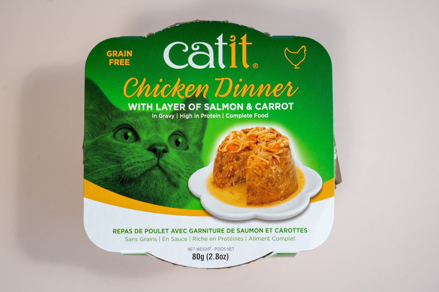 Vue de face de la nourriture humide pour chats Catit Chicken Dinner avec une couche de saveur de saumon et carotte.