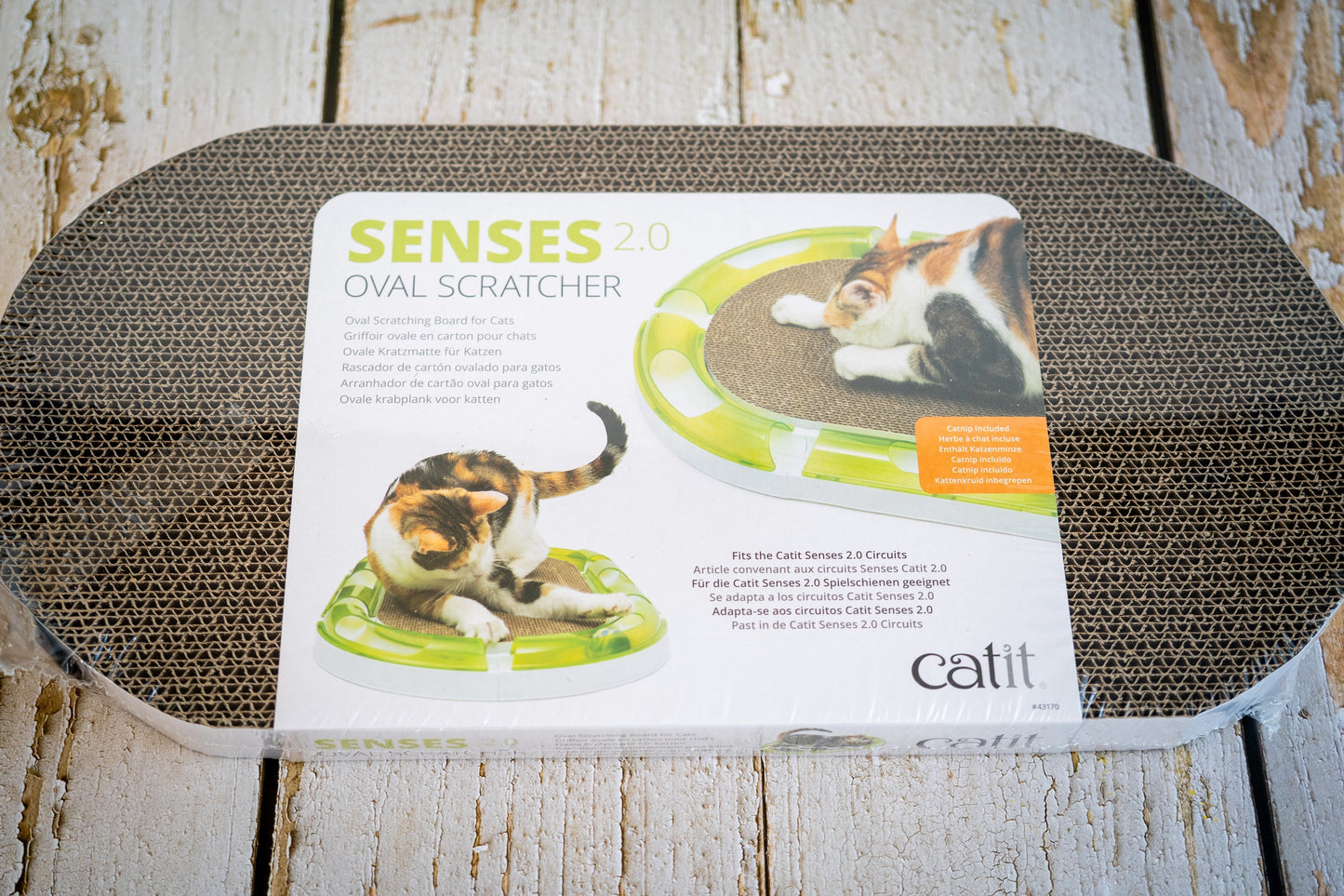 Planche à gratter ovale pour chat avec herbe à chat incluse de la marque Catit.