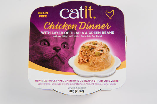 Front view of the Catit Chicken Dinner wet cat food with layer of tilapia flavour and green beans. | Vue de face de la nourriture humide pour chats Catit Chicken Dinner au tilapia et haricots verts.