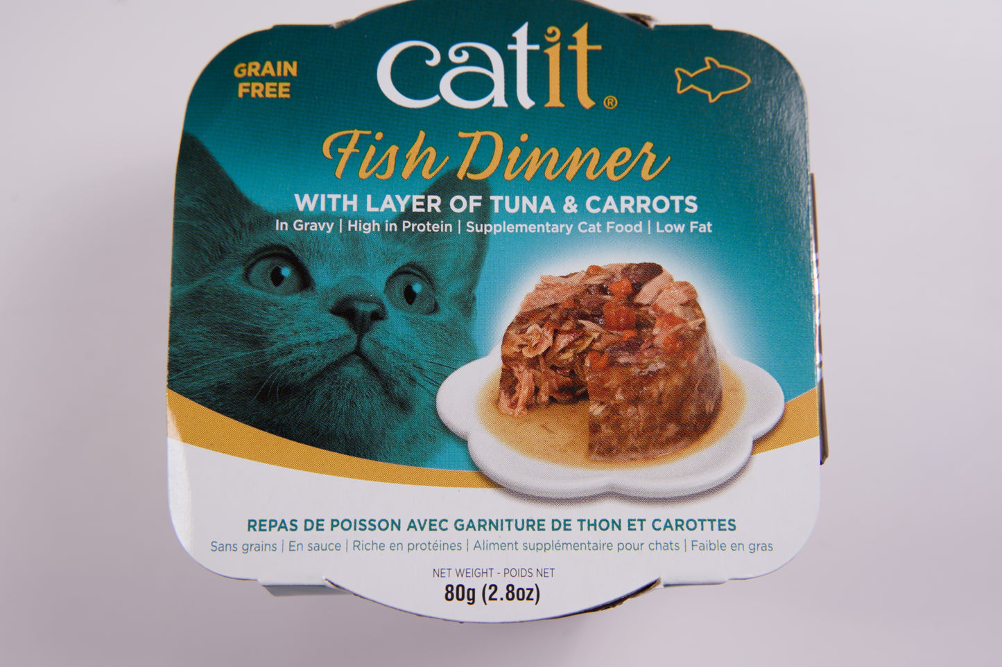 Vue de face de la nourriture humide pour chats Catit Fish Dinner avec saveur de thon et carottes.