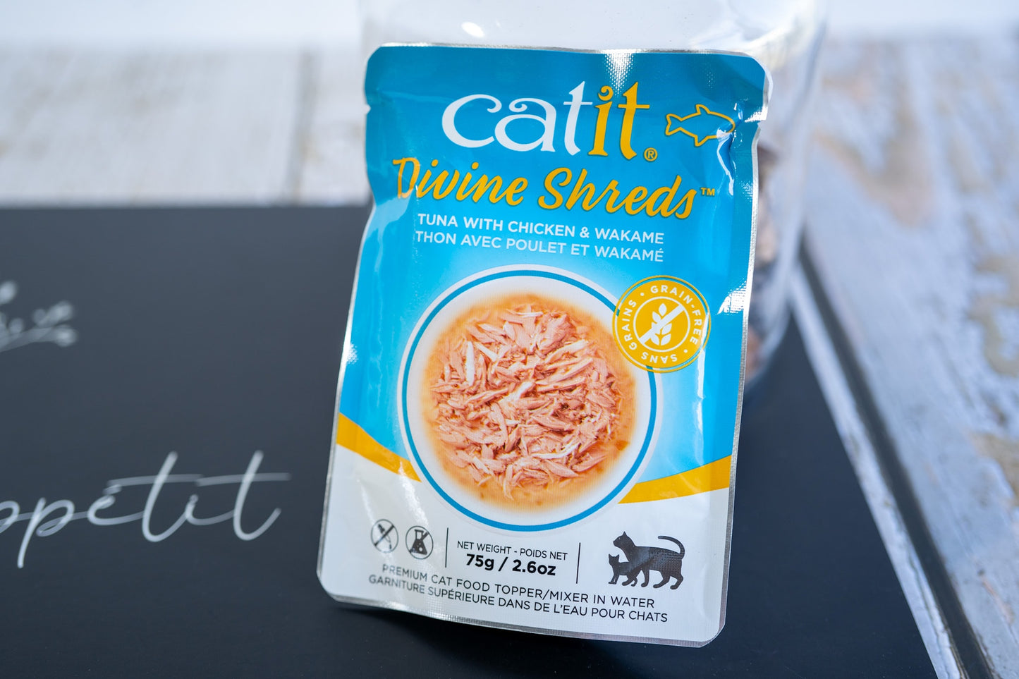 Premium cat food topping in water with tuna, chicken and wakame flavor.