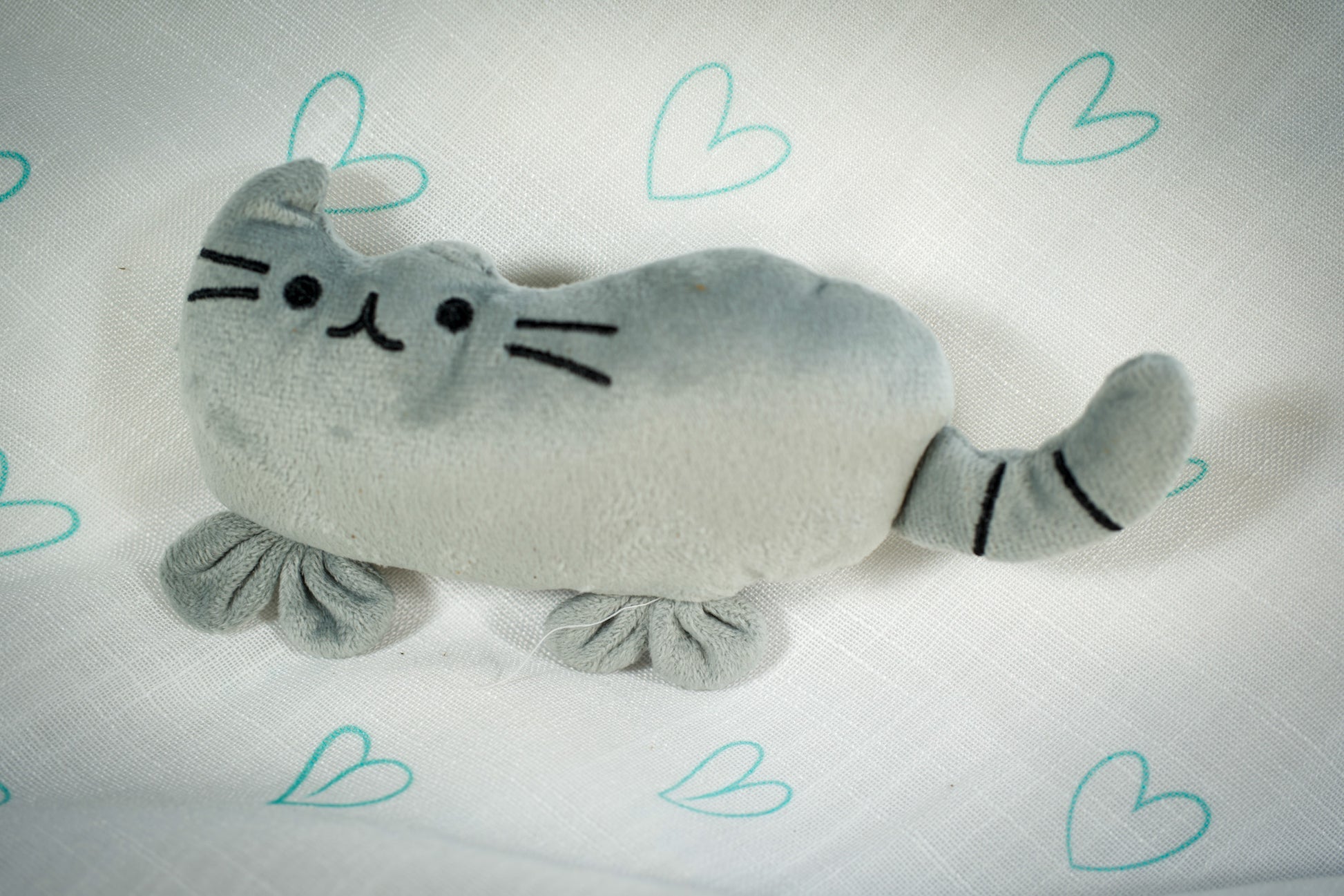 Gray plush toy filled with natural catnip for cats. | Peluche grise pour chat remplie d'herbe à chat naturelle.