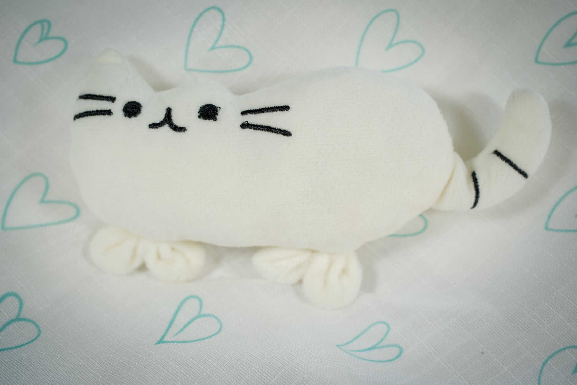 White plush toy filled with natural catnip for cats. | Peluche blanche pour chat remplie d'herbe à chat naturelle.