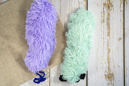 Peluche pour chat en forme de chenille géante aux couleurs pastel et aux poils longs remplis d'herbe à chat.