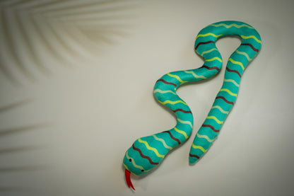Serpent vert en peluche rempli d'herbe à chat aux lignes beiges, jaunes et brunes.
