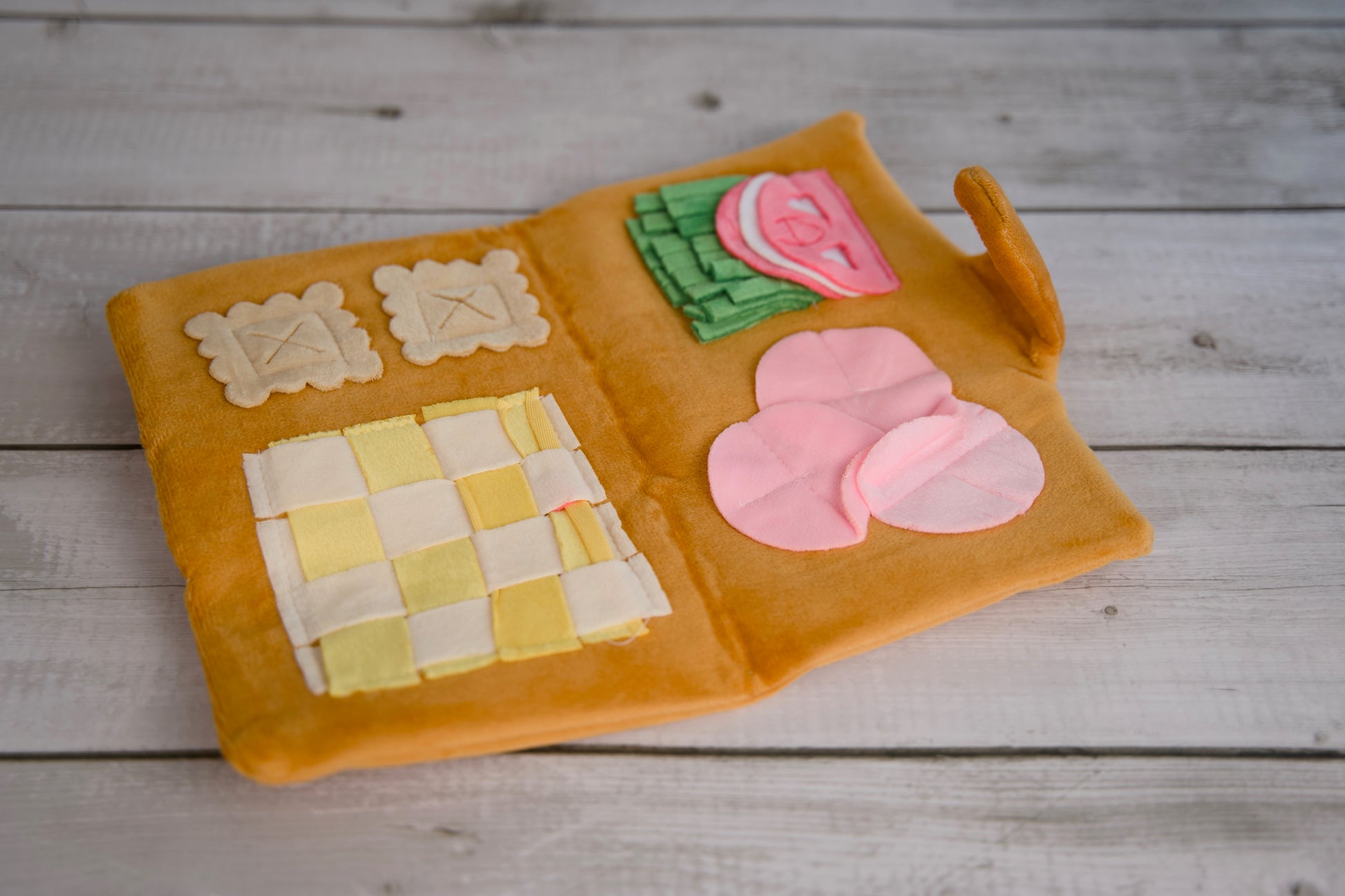 Pet sniffing mat presented as a charcuterie board when open.|Tapis renifleur pour animaux présenté comme une planche de charcuterie lorsqu'il est ouvert.