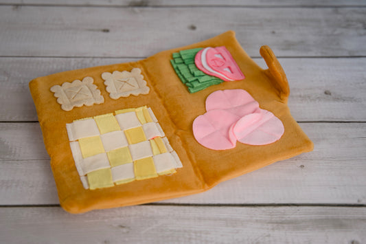 Pet sniffing mat presented as a charcuterie board when open.|Tapis renifleur pour animaux présenté comme une planche de charcuterie lorsqu'il est ouvert.