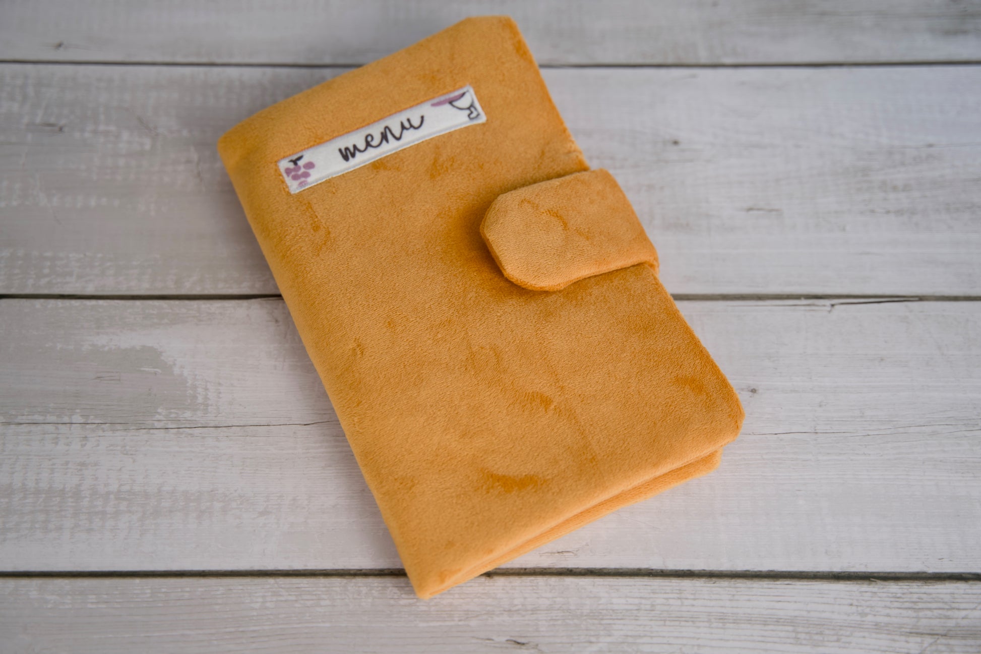 Pet sniffing mat presented as a restaurant menu when closed.|Tapis renifleur pour animaux présenté comme un menu de restaurant lorsqu'il est fermé.