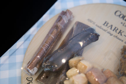Friandises pour chiens sur une assiette, avec le nom de la marque visible.