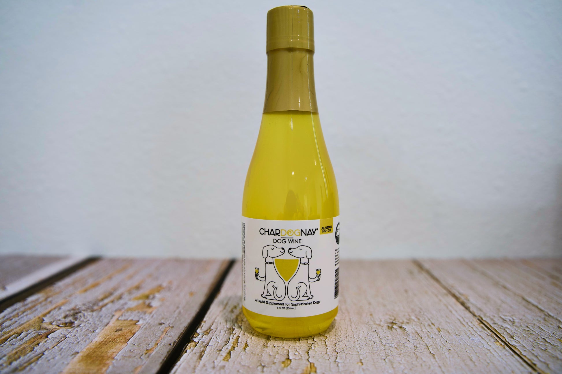 Bouteille de vin pour chiens Chardognay sur une surface en bois, sur fond blanc.