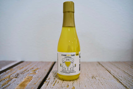 Bouteille de vin pour chiens Chardognay sur une surface en bois, sur fond blanc.