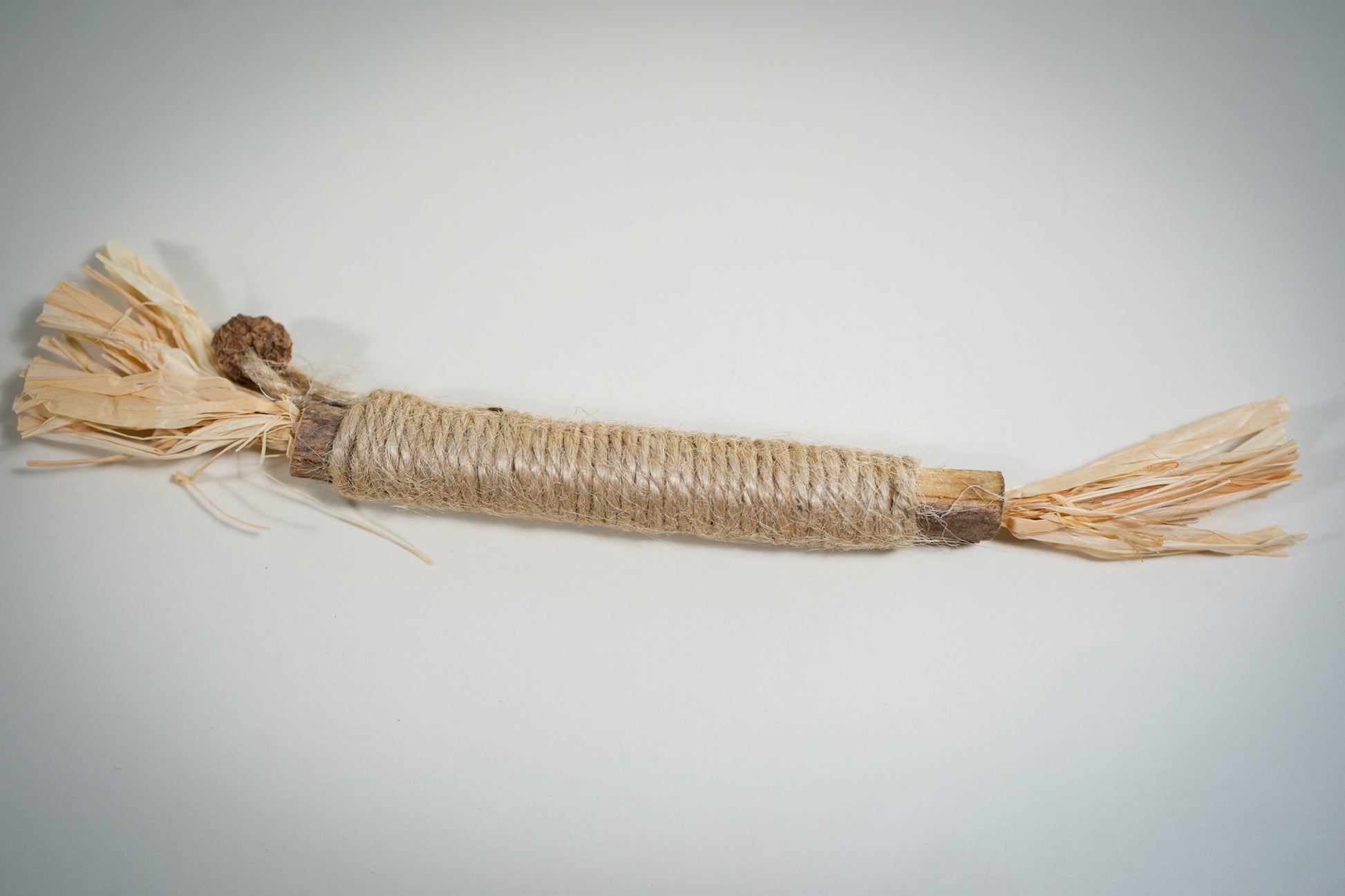 Close-up view of a silver vine and catmint stick with sisal rope for cats. | Vue rapprochée d'une vigne argentée et d'un bâton de menthe à chat avec corde en sisal pour chats.