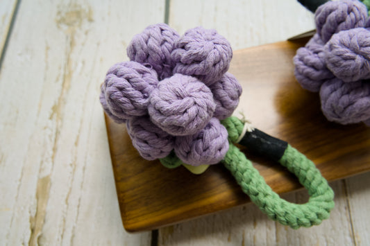 Close-up of the grape-cluster-shaped rope dog toy.|Gros plan sur le jouet pour chien en corde en forme de grappe de raisin.