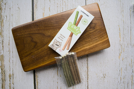 A pack of silvervine teething sticks for cats.|Un paquet de bâtonnets de vigne argentée pour la dentition des chats.