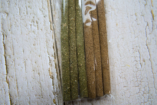 Close-up of silvervine sticks coated in silvervine powder and catnip.|Gros plan des batonnets de silvervine enrobé de poudre de silvervine et de catnip.