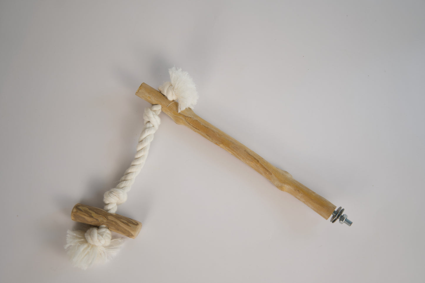 Perchoir pour oiseaux en bois avec corde en coton qui suspend une balancoire à oiseau.