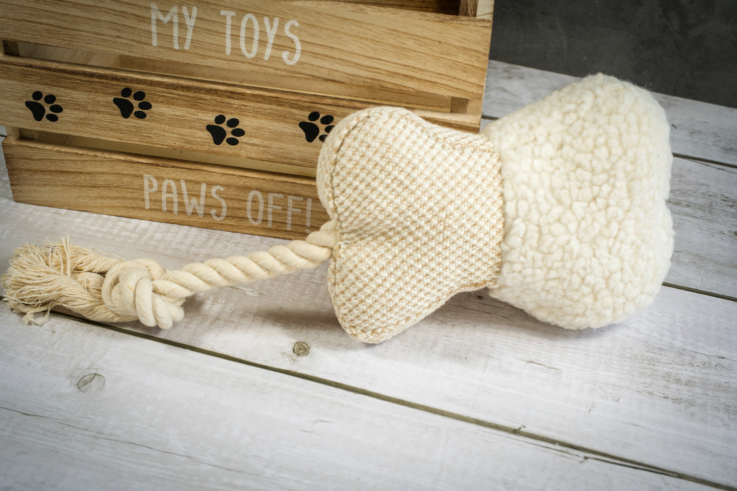 Peluche pour chien avec corde à l'extrémité en forme d'os blanc avec 2 textures différentes.